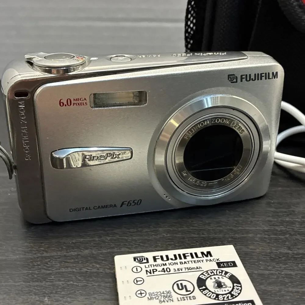 Fujifilm FinePix F650 Digital Camera & Battery Cable & Bag